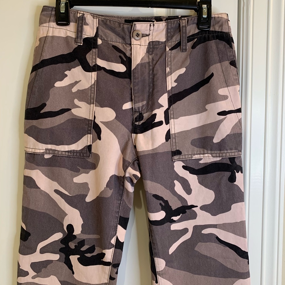 Le Superbe Casbah Blushing Camo Pink Gray Black Cargo Pants Size 4 NWT - Picture 5 of 8